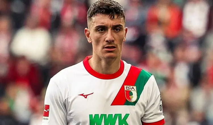 包含奥格斯堡后卫染红离场，影响球队取胜的词条