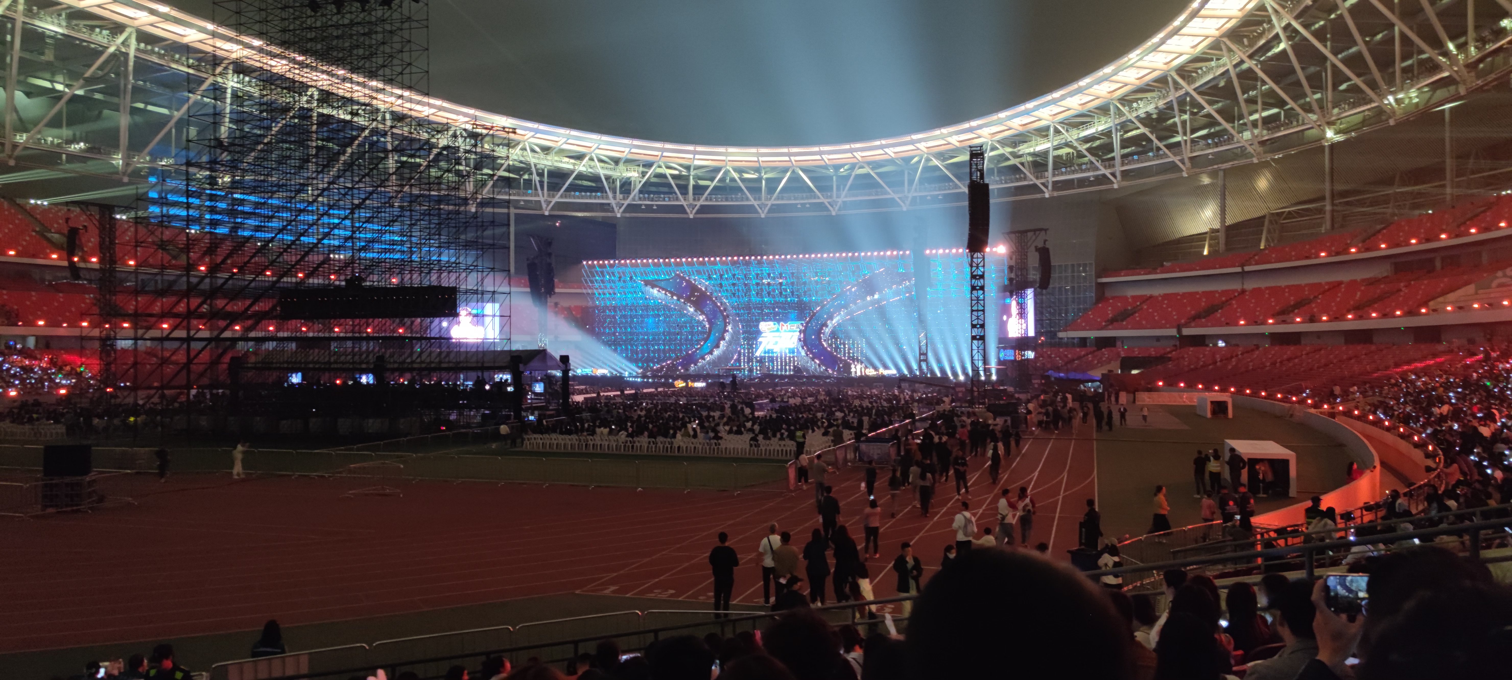 关于冠军庆祝的欢腾场面，打破安静的赛场的信息