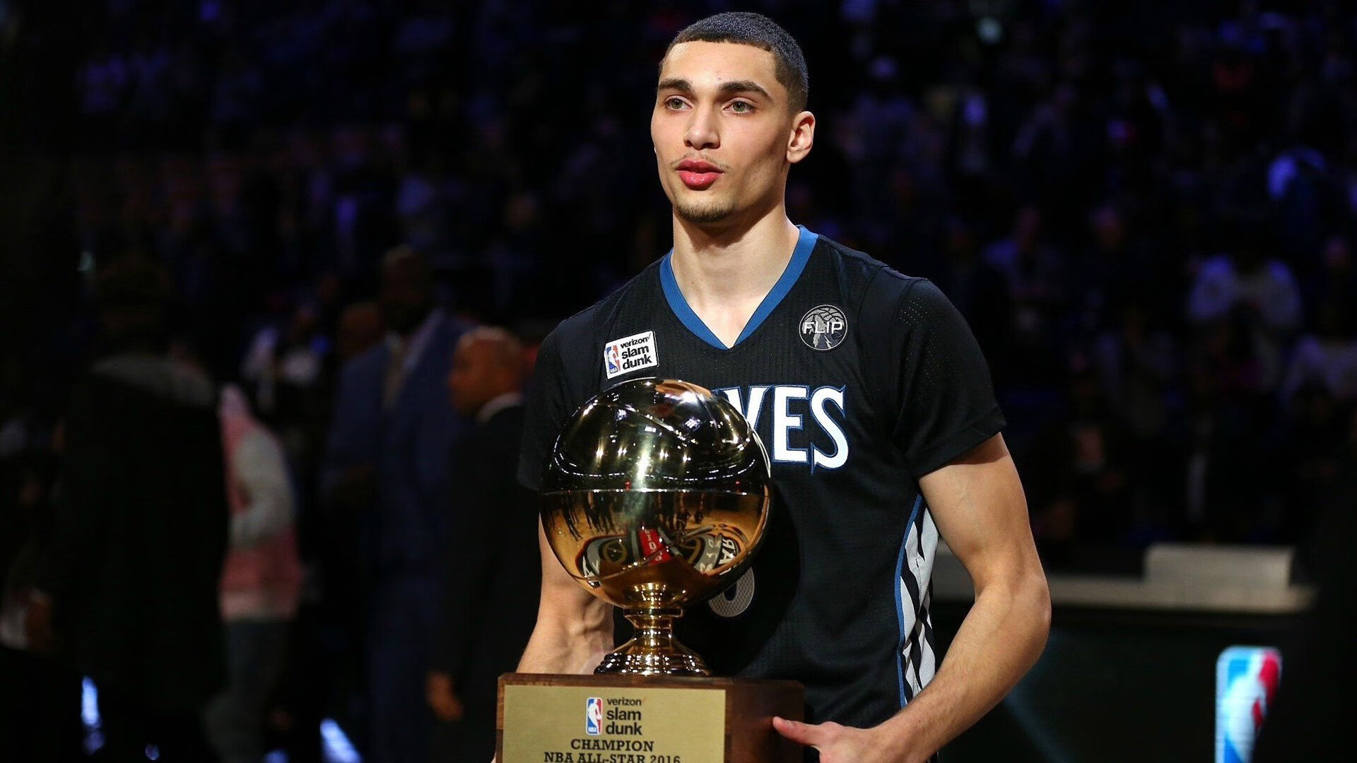 欧文攻防转换核心撕裂防线，爵士团队篮球正面击溃湖人豪华战舰